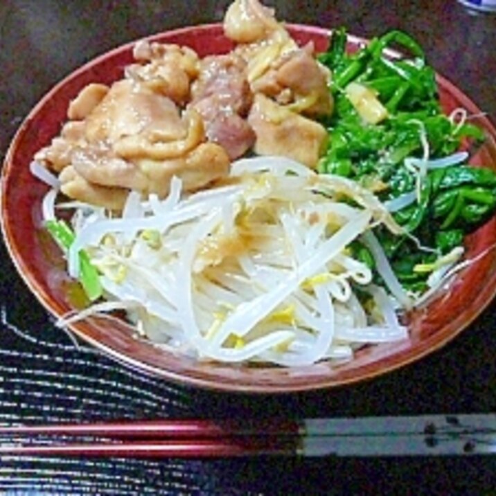 野菜もとれる　がっつり鶏丼